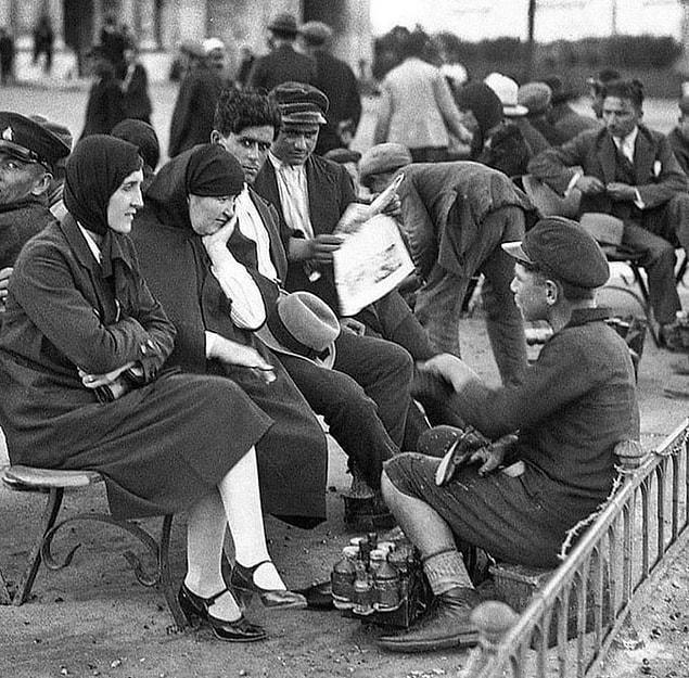 Beyazıt Meydanı'nda müşterileriyle sohbet eden bir ayakkabı boyacısı, İstanbul, 1930.