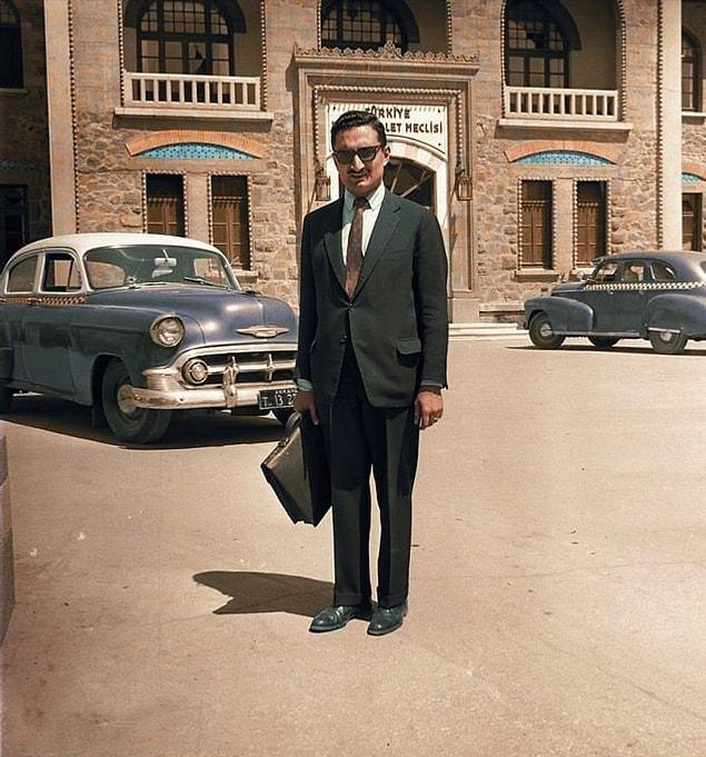 Türkiye Cumhuriyeti Eski Başbakanı Bülent Ecevit TBMM binası önünde, Ankara, 1958.