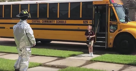 Okuldan Dönen Kardeşini Her Gün Farklı Bir Kıyafet ile Karşılayan Abi