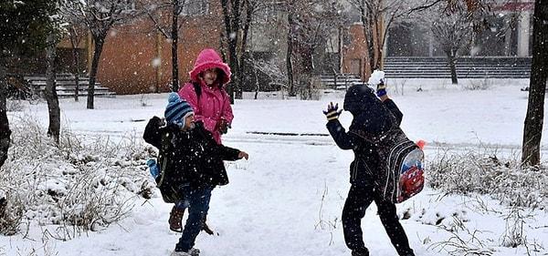 Ankara'da 6 Ocak'ta başlayan yoğun kar yağışı şehirdeki yaşamı olumsuz etkiledi. Vatandaşlar trafikte zor anlar yaşadı.