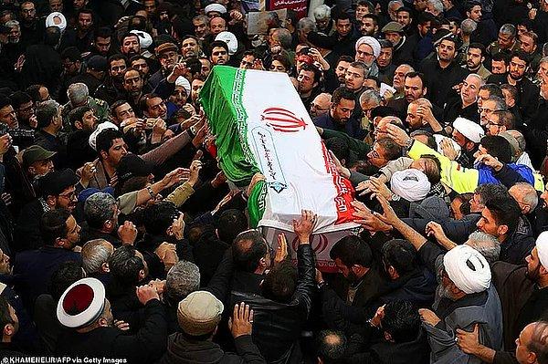 13. Tahran'da on binler ABD tarafından öldürülen general Süleymani'nin cenaze törenine katıldı. Cenaze namazını kıldıran İran'ın dini lideri Ayetullah Hamaney gözyaşlarını tutamadı.