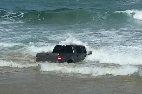 11. Мыть на машину на берегу океана - не лучшая идея