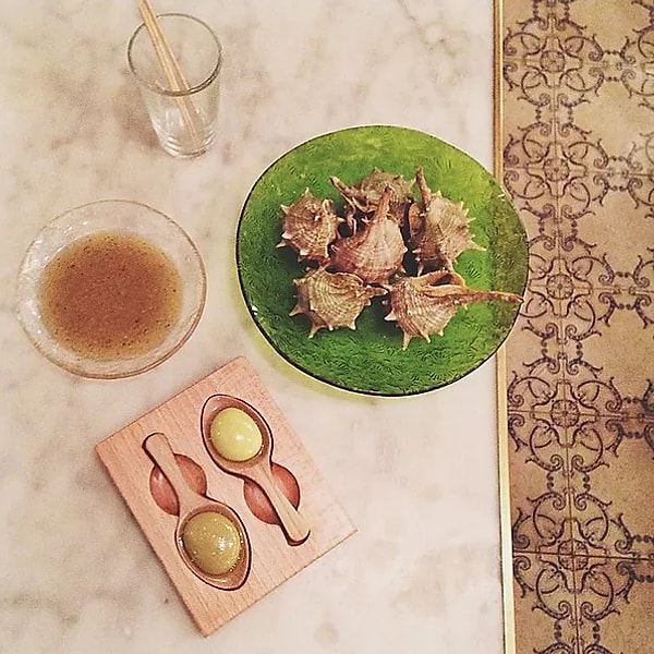 6. Ясемин Аллен выложила фото чего-то странного, что отдаленно напоминает еду. Мы так и не поняли, что это:)