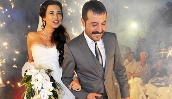 2010 yılında evlenen ve ilişkilerini kameralardan uzak bir şekilde yaşayan Mustafa Üstündağ ve Ecem Özkaya 2013 yılında bir çocuk sahibi olmuştu.