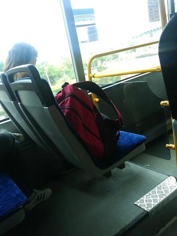 6. Toplu taşıma araçlarında yanındaki boş koltuğa çantasını koyup insanların oturmasını engelleyenler!