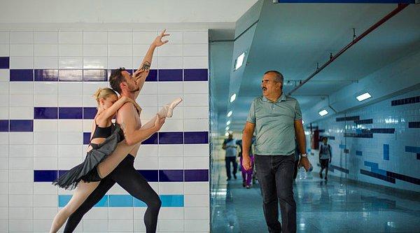 11. Antalya Devlet Opera ve Balesi sanatçılarıyla tramvay istasyonlarında bir proje gerçekleştiren fotoğrafçı Müge Ayyıldız, 'Çıplak insanlar var' diyerek polise ihbar edildiklerini söyledi.