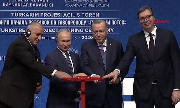 Erdoğan ve Putin, konuşmalarının ardından TürkAkım Doğal Gaz Boru Hattı’nı faaliyete geçirecek sembolik vanayı açtı.