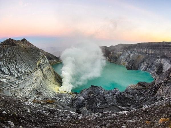 13. Endonezya'da bulunan Kawah Ijen yanardağı, mavi ve mor lav gibi görünenlerin sızan dalgalarını yayma eğilimi nedeniyle dikkat çeker.