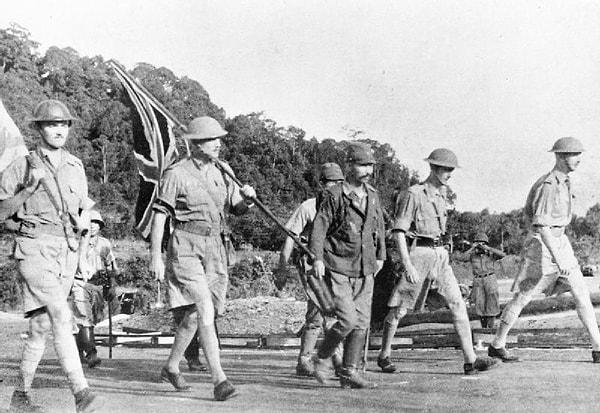 14. İkinci Dünya Savaşı'nda Singapur'un düşüşünün ardından dövmesi olan Japon erkekleri muhtemelen suçlu oldukları düşüncesiyle idam edildiler.