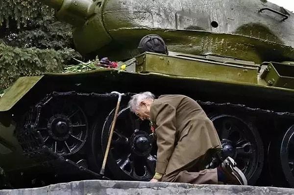 3. İkinci Dünya Savaşı'nda savaşan yaşlı gazi, tüm savaşı içinde geçirdiği tankı görüyor.