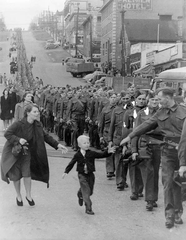 8. Kanada'da 1940'ta çekilen bu fotoğrafta küçük çocuk savaşa giden babasına koşuyor.