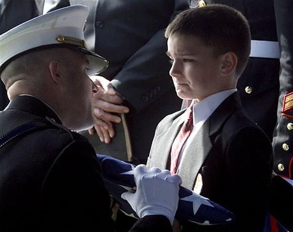21. 8 yaşındaki Christian Golczynski, Irak'ta hayatını kaybeden babasının yerine bayrağı devralıyor.
