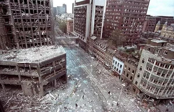 34. 1993'te çekilen bu fotoğrafta ise Londra'da IRA bombalarından zarar gören bir bölgeyi görüyoruz.