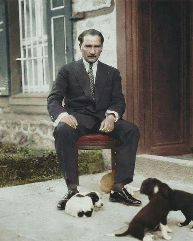 Sadece bizim değil, dünyanın da gönlündesin. Senin çocukların olduğumuz için gururluyuz ve daima izindeyiz Ata'm!