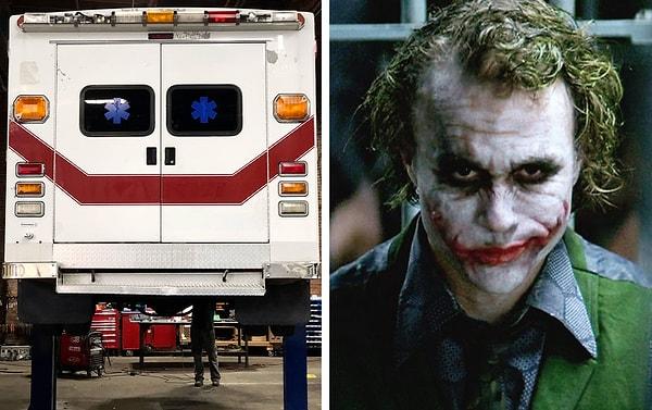 1. 2019'un en çok konuşulan filmi Joker'deki bu ambulansın arkasındaki tasarım Heath Ledger’in canlandırdığı Joker'e benziyor.