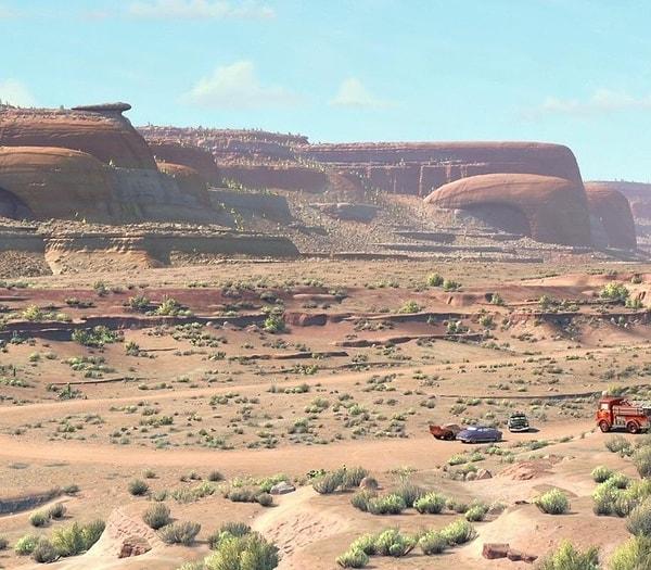 5. Arabalar filmindeki kanyonlar, dev eski otomobil kaportası ve ön çamurluk görünümdedir.