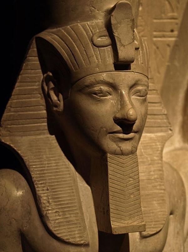 7. General Horemheb, Tutankhamun'un danışmanlarından birisiydi. Kendisi aynı zamanda kralın suikast şüphelilerinden birisiydi. Tutankhamun'un ilk varisinin ölümünden sonra tahta geçti.