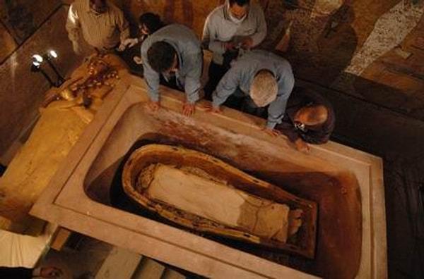 15. Tutankhamun'un mumyası iç içe geçmiş 3 tabutun içinde bulunuyordu. Matruşka bebekleri gibi...