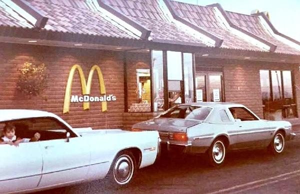 4. İlk McDonald's arabalı servisi Arizona'da bir askeri üstte açılmıştı ve açılmasının nedeni üniformaları üzerlerindeyken arabadan inmeye izinleri olmayan askerlere hizmet etmekti.