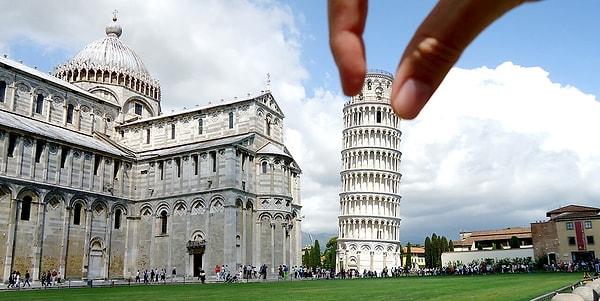 1. İtalya'da bulunan ve her 100 yılda bir yere 7 cm daha yaklaşan Pisa Kulesi hangi yöne doğru eğilmektedir?