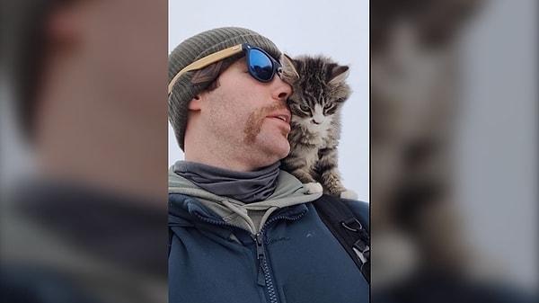 Kırsaldaki evlerden ait olabileceğini düşündüğü için 2 gün boyunca kedinin insan dostlarını arayan adam, kimseyi bulamayınca kediyi sahiplendi.