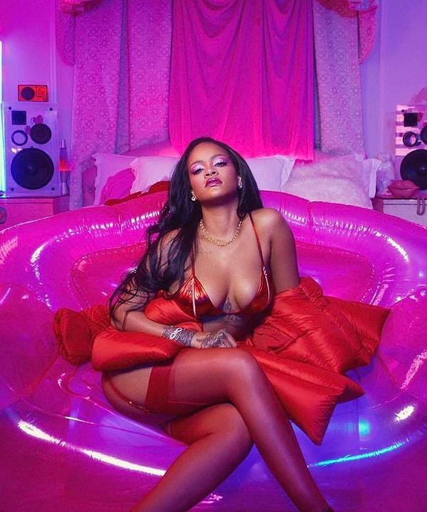 1. Rihanna ile başlayalım! Kendi iç çamaşır markası Savage X Fenty için poz verdi, ortalık alev aldı!