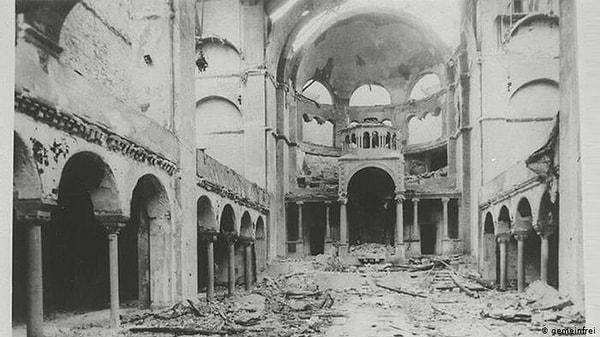 7 ile 13 Kasım 1938 arasında toplam 400 kişi öldürüldü. 1400 sinagog, Yahudiler'e âit çok sayıda dinî veya sivil toplantı mekânı, binlerce işyeri, dükkân, ev ve hatta Yahudî mezarlıkları talan ve yağma edildi.