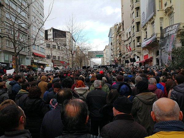Törene katılanlar, "Buradayız Ahparig", "Hrant için adalet için" sloganları attı.