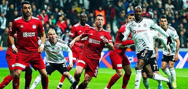 Karşılaşmanın ilk yarısı 2-1'lik Sivasspor üstünlüğüyle sona erdi.
