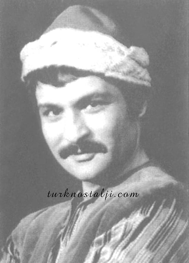 1972 yılında devlet tiyatroları sanatçısı olduktan sonra sanatın her alanında varlığını gösteren Kenan Işık'ın kariyeri hep yukarılara doğru tırmandı.