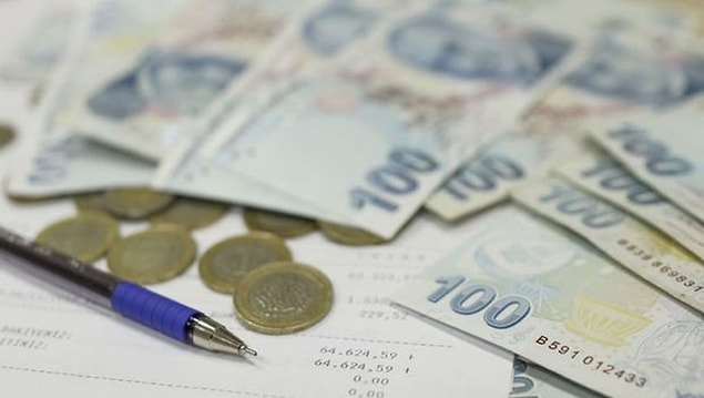 Yeni yılda brüt 2 bin 943 lira olacak asgari ücretten; 412 lira 2 kuruş SGK primi, bekar çocuksuz bir işçi için 154 lira 51 kuruş gelir vergisi, 22 lira 34 kuruş damga vergisi ve 29 lira 43 kuruş işsizlik sigortası işçi payı kesintileri yapılacak.