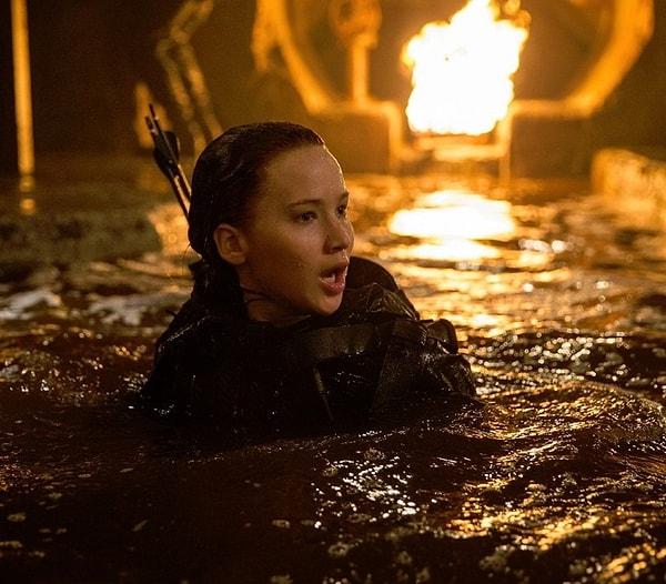 8. The Hunger Games: Mockingjay: Jennifer Lawrence’ın dayanılmaz kostümleri ve zor sahneleri