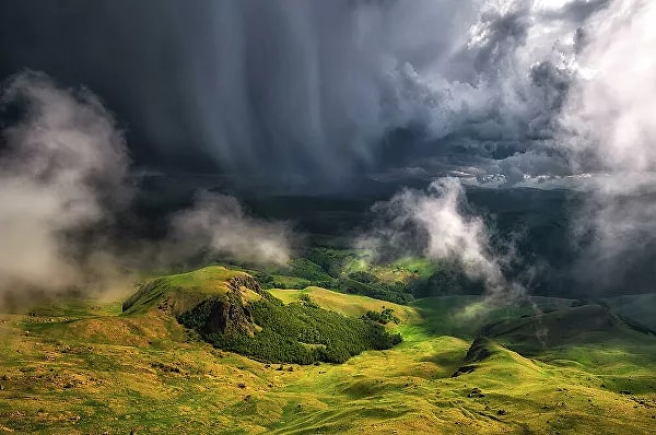 7. "Надвигающаяся гроза". Андрей Грачев сделал этот снимок с плато Бермамыт в Приэльбрусье. Победа в номинации "Пейзаж".