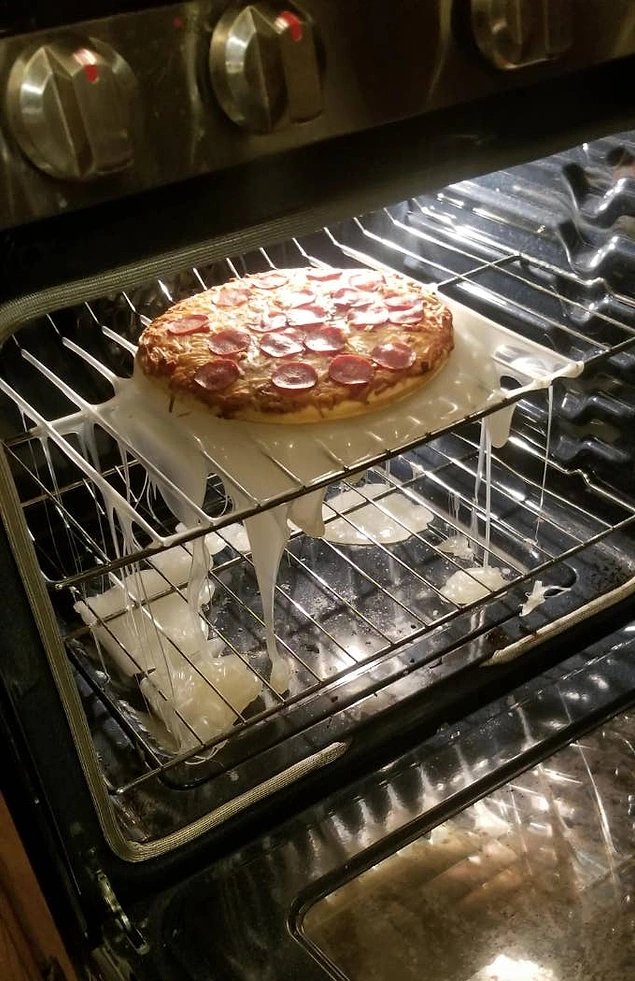 Büyük ihtimalle açlıktan kendinden geçerek pizzasını, plastik kesme tahtasıyla beraber fırına veren aç arkadaş: