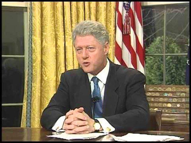 Dünyaya hükmeden Amerika'nın başına gelmiş skandallardan sadece bir tanesi bu. Magazinsel yönü kuvvetli olduğu için belki de en dikkat çekenlerden birisi. O zamana kadar Beyaz Saray'da çalışan stajyer Monica'nın adını kimse bilmiyordu, Başkan Bill Clinton'ın ise aklına kazınmıştı.