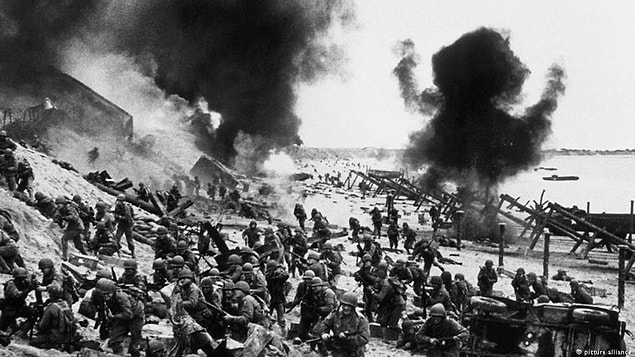Gelelim erkeklere. Erkeklerin alyans takması II. Dünya Savaşı sırasında gerçekleşmiş. Çünkü savaş sırasında orduya katılan erkeklerin yüzüğe bakış açıları değişmiş.