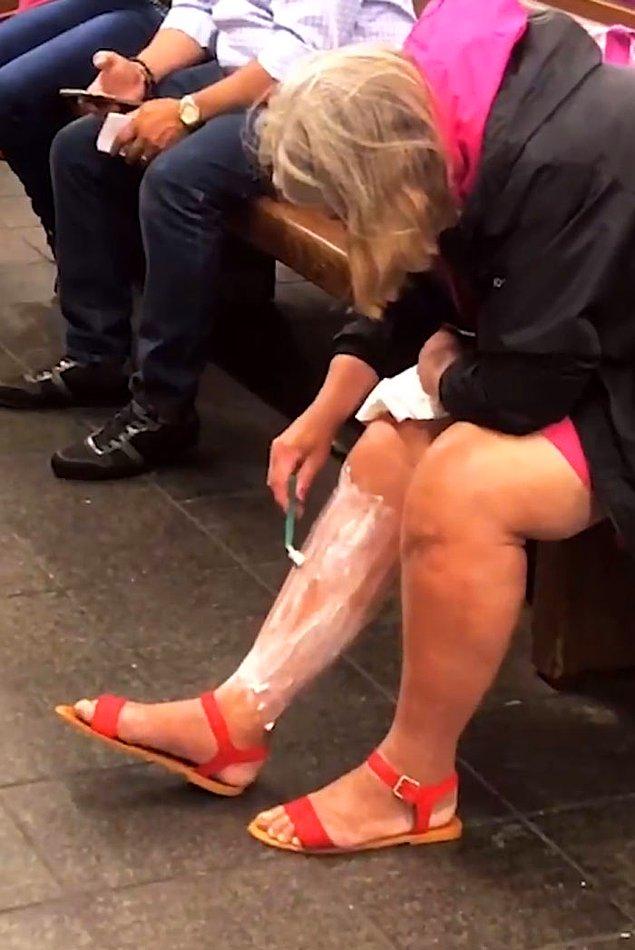 3. Metroda bacaklarını tıraş eden bu abla...