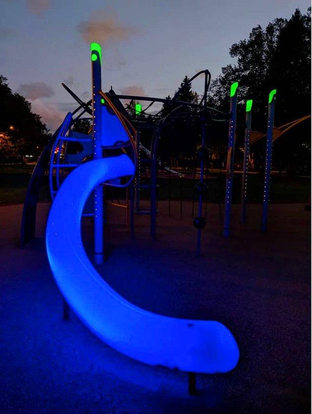 4. Hava karardığında da oynayabilsinler diye neon ışıklarla renklendirilen oyun parkı