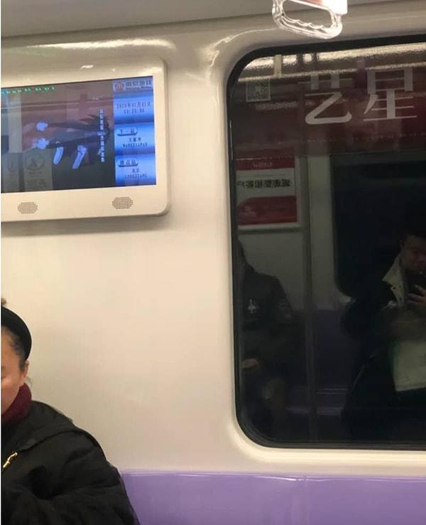 10. Çocuklar için çizgi film oynatılan metro televizyonu