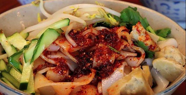 6. Liangpi (Soğuk pirinç noodle):