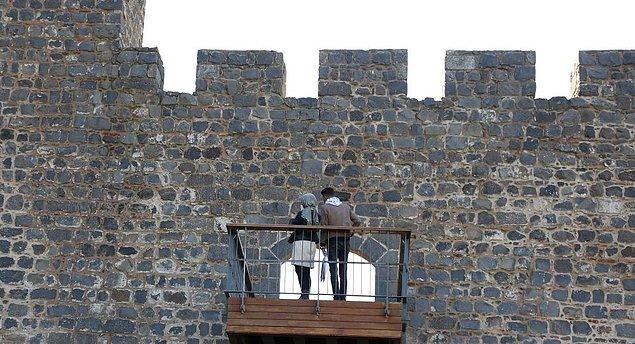 7. Diyarbakır’ın UNESCO koruması altındaki surların hemen dibinde Çevre ve Şehircilik Bakanlığı tarafından yapılan çalışmalar ve TOKİ’nin ihalesiyle 6 ayda tamamlanan ‘Millet Bahçesi’ projesi kapsamında, tarihi sur bedenine balkon yapıldı. Surların dibine de beton dökülürken, önüne de istinat duvarı örüldü.