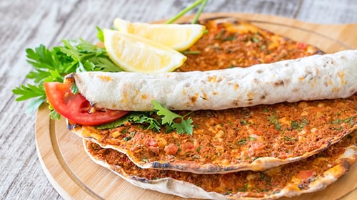 Lahmacun Tarifi: Türk Mutfağının Çıtır Çıtır Lezzeti Lahmacun Nasıl Yapılır?