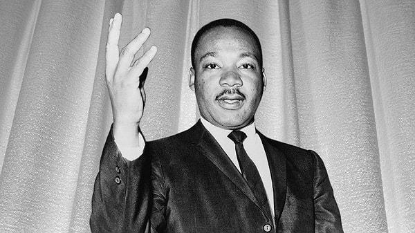 1. Şiddet karşıtı görüşleriyle tanınan ünlü insan hakları savunucusu Martin Luther King, Nobel Barış Ödülünü kazandığında kaç yaşındadır?