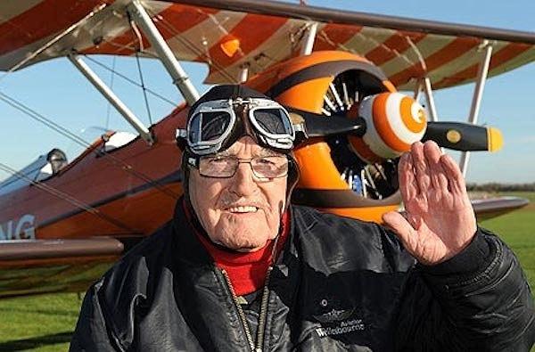 12. Uçak kanatında yürüyen en yaşlı insan