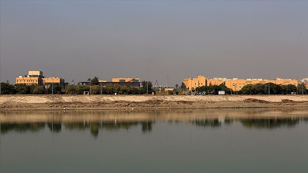 8. Irak’ın başkenti Bağdat’ta ABD Büyükelçiliği yakınlarına 2 füze atıldığı açıklandı. Saldırıda maddi hasarın meydana geldiği bildirilirken, can kaybı yaşanıp yaşanmadığına dair bilgi verilmedi.