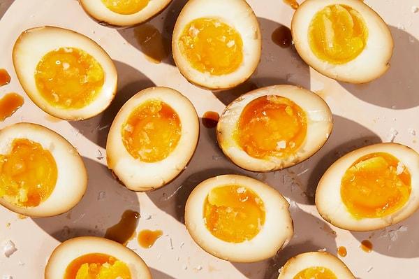 6. Bir araştırma, kahvaltıda bir veya iki yumurta yemenin simit yemekten çok daha uzun süre tok tuttuğunu göstermiş.