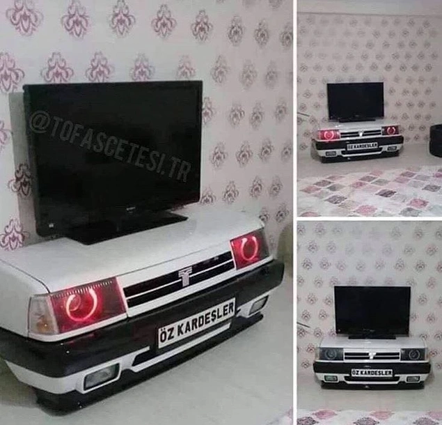 Duvar kağıdı ile birlikte renk tonları yakalanmış ancak televizyon da siyah olsa daha iyiydi.
