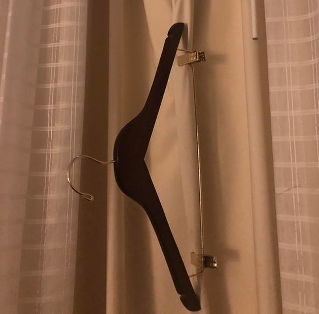 12. Otel odanızın penceresinden çok fazla ışık giriyorsa, klipsli bir askı alın ve perdeye tutturun.