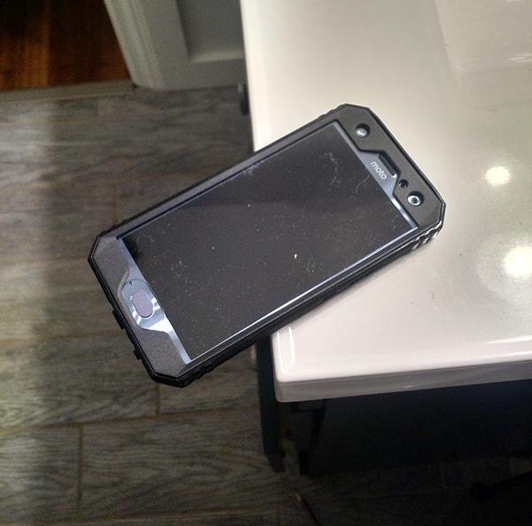 12. “Eşim telefonunu kırdığı için ona yeni bir telefon aldım ve onun telefonunu nereye koyduğuna bir bakın.”