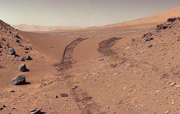 4. 'Curiosity' robotunun Mars yüzeyinde bıraktığı izler